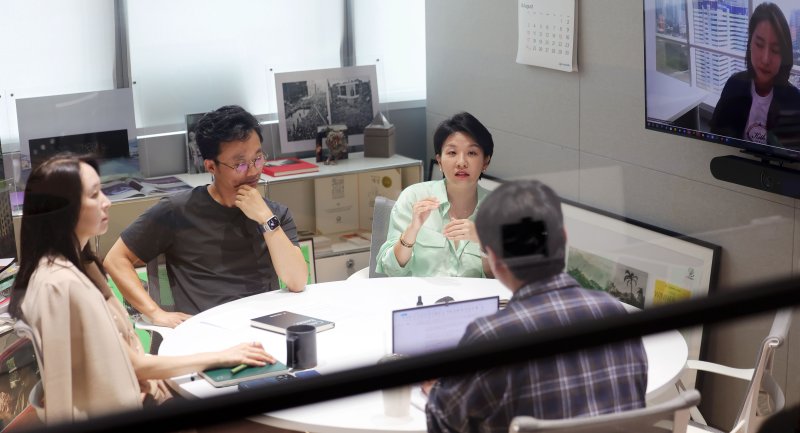 [서울=뉴시스] 홍효식 기자 = 현대차 김주미(왼쪽부터) 브랜드경험1사업부 상무, 이노션 장계은 글로벌비즈니스본부1그룹장, 김보경 글로벌비즈니스지원팀장, 현대차 신새미(화상연결) 아태권역본부 책임이 지난 4일 서울 강남구 현대차 강남사옥에서 단편 영화 '밤낚시' 관련 뉴시스와 인터뷰하고 있다. 2025.07.07. yesphoto@newsis.com