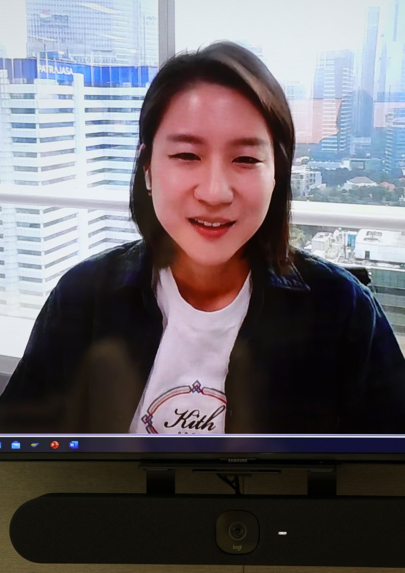 [서울=뉴시스] 홍효식 기자 = 현대차 신새미 아태권역본부 책임이 지난 4일 서울 강남구 현대차 강남사옥에서 단편 영화 '밤낚시' 관련 화상으로 뉴시스와 인터뷰하고 있다. 2025.07.07. yesphoto@newsis.com