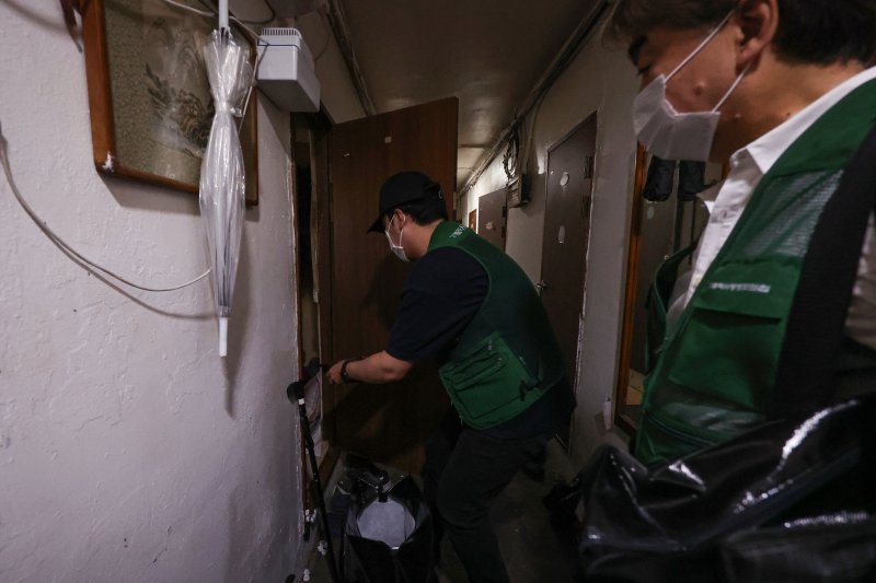 [서울=뉴시스] 권창회 기자 = 염영남 뉴시스 대표이사를 비롯한 직원들이 8일 서울 용산구 쪽방촌에서 도시락 배달 봉사를 하고 있다. 2025.07.08. kch0523@newsis.com
