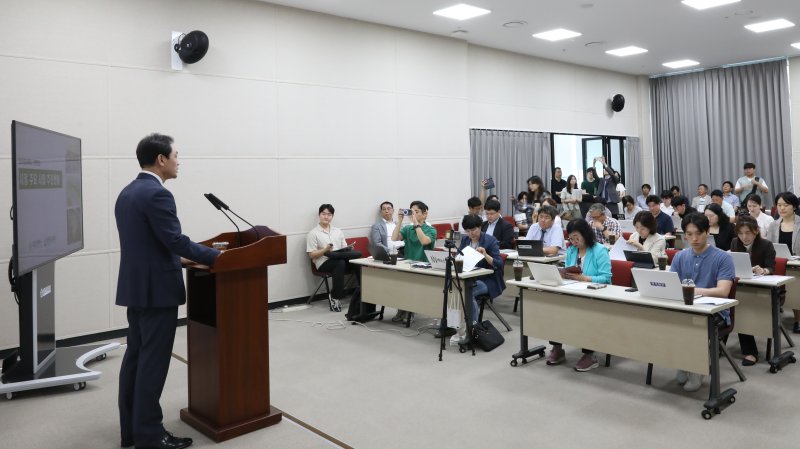 [대전=뉴시스]정국영 대전도시공사 사장이 8일 대전시청 브리핑룸에서 도시공사에서 시행 중인 주요 시책 사업에 대해 설명하고 있다. (사진=대전도시공사 제공) 2025. 07. 08 photo@newsis.com *재판매 및 DB 금지