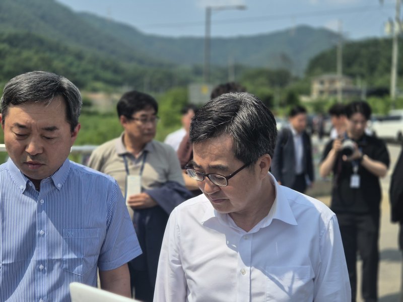 김동연 경기도지사가 8일 오후 양평군 서울-양평고속도로 원안 종점부 현장에 방문, 추진 경위를 보고받고 있다. 이날 김 지사는 "특검에서 양평고속도로 특혜 진상을 밝히고 원안을 추진해야 한다＂는 입장을 밝혔다. 2025.07.08/뉴스1 ⓒ News1 양희문 기자