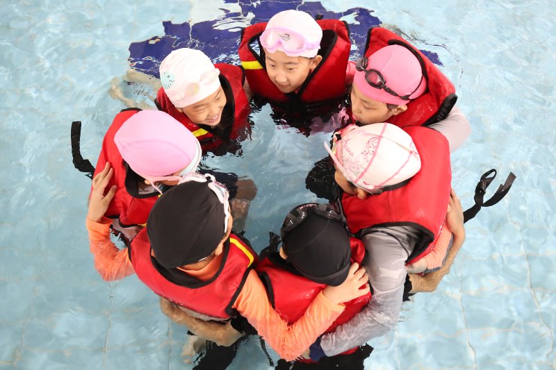 폭염이 이어진 8일 오전 대구 달서구 용산동 대구특수교육원 실내 수영장에서 감삼초등학교 3학년 학생들이 여름철 수난사고에 대비해 구명조끼를 착용하고 생존수영을 배우고 있다. 2025.7.8/뉴스1 ⓒ News1 공정식 기자