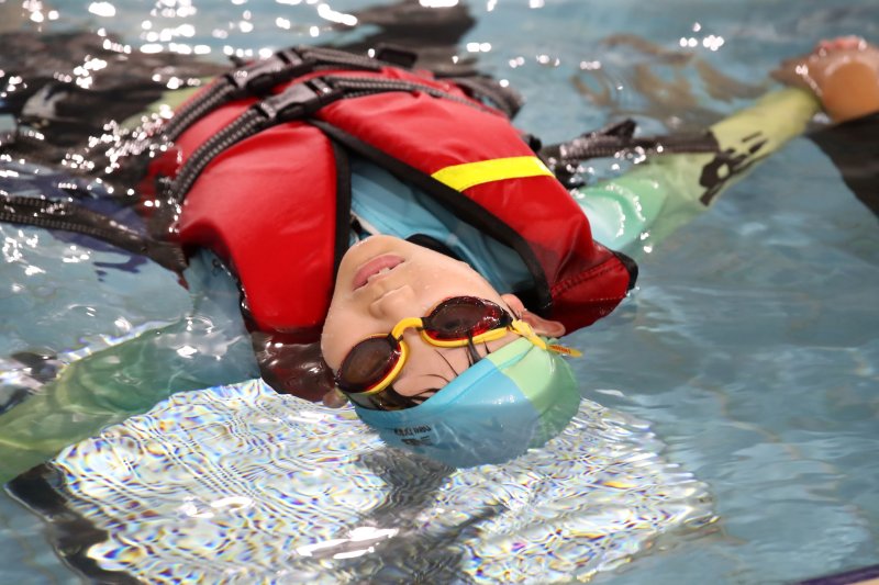 폭염이 이어진 8일 오전 대구 달서구 용산동 대구특수교육원 실내 수영장에서 감삼초등학교 3학년 학생들이 여름철 수난사고에 대비해 구명조끼를 착용하고 생존수영을 배우고 있다. 2025.7.8/뉴스1 ⓒ News1 공정식 기자