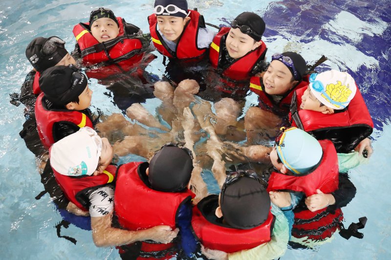 폭염이 이어진 8일 오전 대구 달서구 용산동 대구특수교육원 실내 수영장에서 감삼초등학교 3학년 학생들이 여름철 수난사고에 대비해 구명조끼를 착용하고 생존수영을 배우고 있다. 2025.7.8/뉴스1 ⓒ News1 공정식 기자