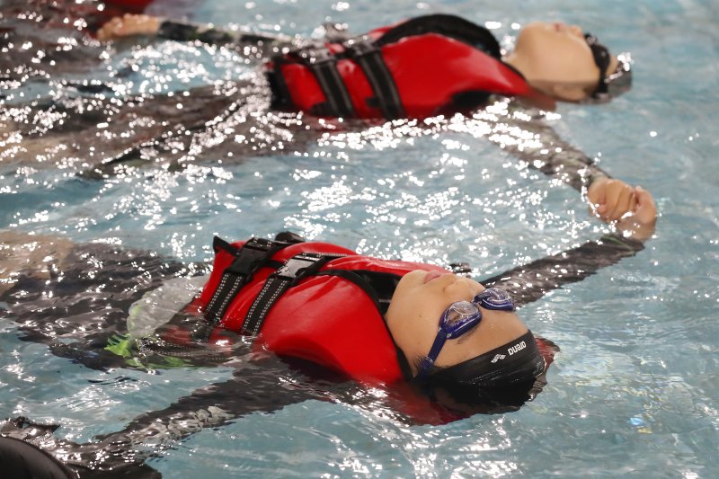 폭염이 이어진 8일 오전 대구 달서구 용산동 대구특수교육원 실내 수영장에서 감삼초등학교 3학년 학생들이 여름철 수난사고에 대비해 구명조끼를 착용하고 생존수영을 배우고 있다. 2025.7.8/뉴스1 ⓒ News1 공정식 기자
