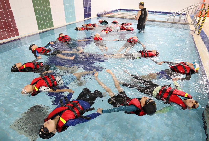 폭염이 이어진 8일 오전 대구 달서구 용산동 대구특수교육원 실내 수영장에서 감삼초등학교 3학년 학생들이 여름철 수난사고에 대비해 구명조끼를 착용하고 생존수영을 배우고 있다. 2025.7.8/뉴스1 ⓒ News1 공정식 기자