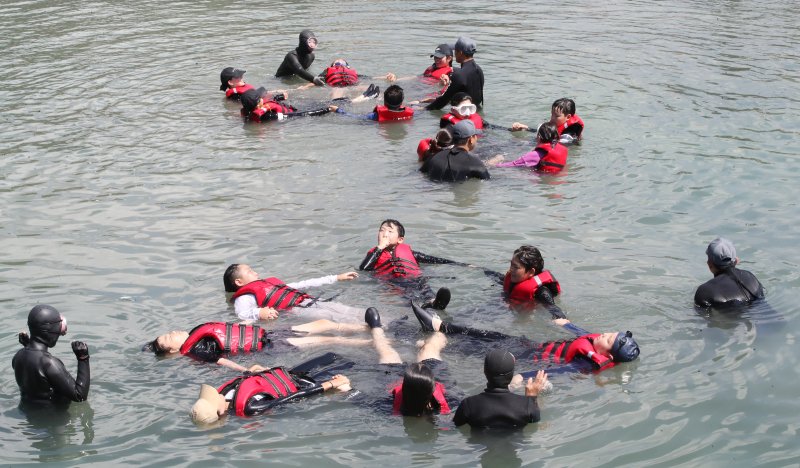 8일 오전 제주 서귀포시 법환어촌계 해녀체험장에서 강정초등학교 학생들이 해녀와 해군 해난구조대(SSU)로부터 '제주형 생존수영' 교육을 받고 있다. 2025.7.8/뉴스1 ⓒ News1 오현지 기자