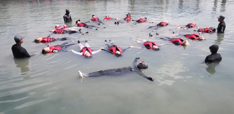 8일 오전 제주 서귀포시 법환어촌계 해녀체험장에서 강정초등학교 학생들이 해녀와 해군 해난구조대(SSU)로부터 '제주형 생존수영' 교육을 받고 있다. 2025.7.8/뉴스1 ⓒ News1 오현지 기자