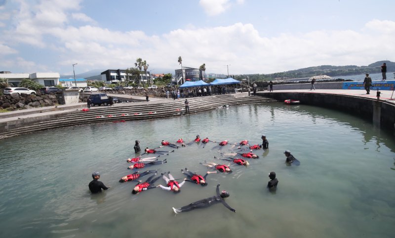 8일 오전 제주 서귀포시 법환어촌계 해녀체험장에서 강정초등학교 학생들이 해녀와 해군 해난구조대(SSU)로부터 '제주형 생존수영' 교육을 받고 있다. 2025.7.8/뉴스1 ⓒ News1 오현지 기자