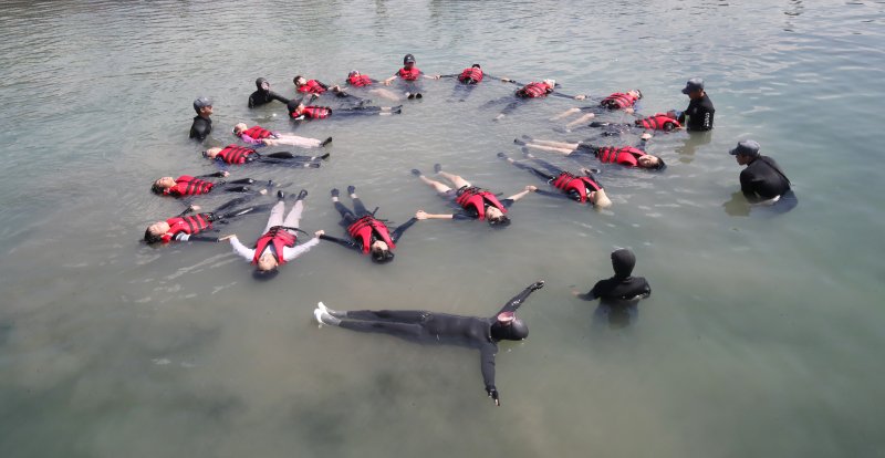 8일 오전 제주 서귀포시 법환어촌계 해녀체험장에서 강정초등학교 학생들이 해녀와 해군 해난구조대(SSU)로부터 '제주형 생존수영' 교육을 받고 있다. 2025.7.8/뉴스1 ⓒ News1 오현지 기자