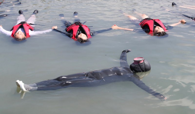 8일 오전 제주 서귀포시 법환어촌계 해녀체험장에서 강정초등학교 학생들이 해녀와 해군 해난구조대(SSU)로부터 '제주형 생존수영' 교육을 받고 있다. 2025.7.8/뉴스1 ⓒ News1 오현지 기자