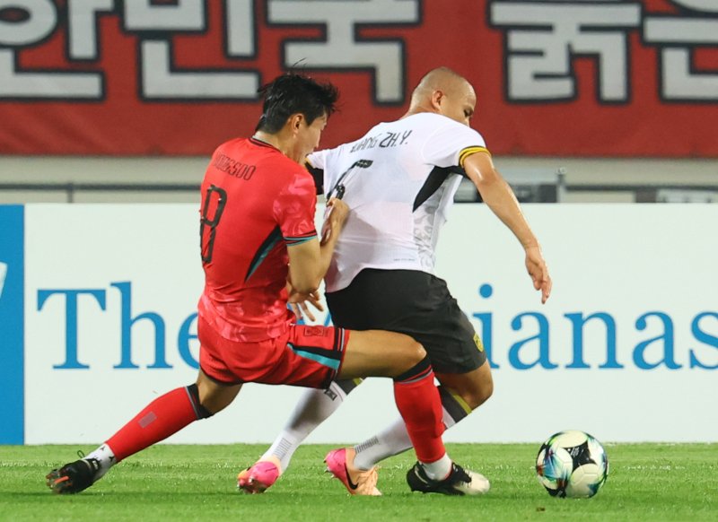 [용인=뉴시스] 박주성 기자 = 7일 경기 용인 미르스타디움에서 열린 2025 EAFF(동아시아축구연맹) E-1 챔피언십(동아시안컵) 한국 대 중국과 경기, 한국 김봉수가 중국 후앙젱위와 볼경합을 하고 있다. 2025.07.07. park7691@newsis.com