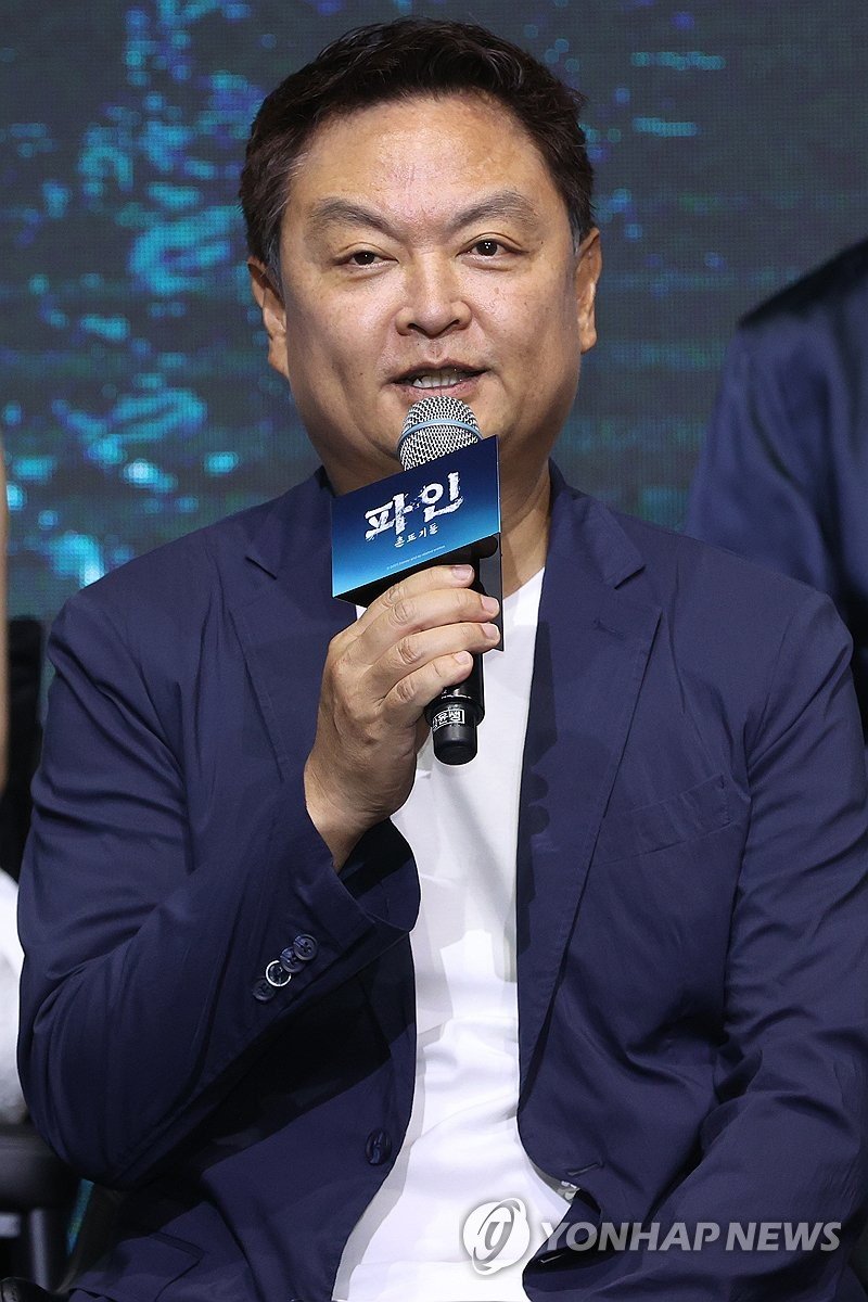 인사말하는 강윤성 감독 (출처=연합뉴스)