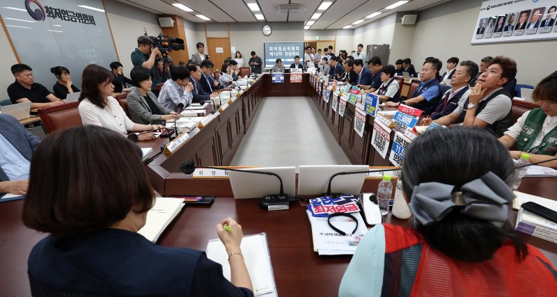 [세종=뉴시스] 강종민 기자 = 8일 세종시 정부세종청사에서 최저임금위원회 10차 전원회의가 열리고 있다. 2024.07.08. ppkjm@newsis.com