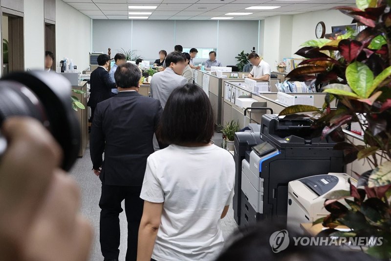 압수수색 받는 윤상현 의원실 (출처=연합뉴스)