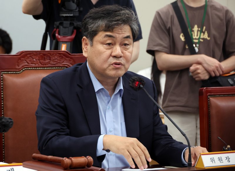 [세종=뉴시스] 강종민 기자 = 이인재 최저임금위원장이 8일 세종시 정부세종청사에서 열린 최저임금위원회 10차 전원회의에서 발언하고 있다. 2024.07.08. ppkjm@newsis.com