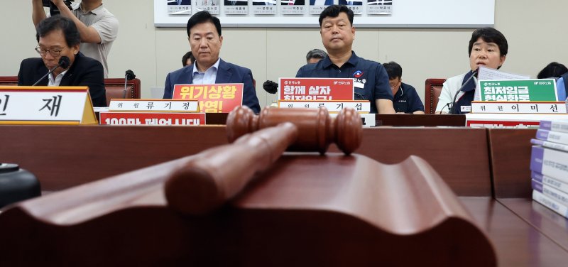 [세종=뉴시스] 강종민 기자 = 8일 세종시 정부세종청사에서 열린 최저임금위원회 10차 전원회의에서 노사 위원들 앞에 의사봉이 놓여져 있다. 2024.07.08. ppkjm@newsis.com