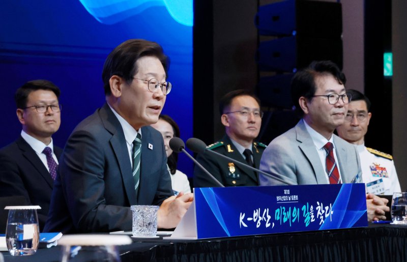 [서울=뉴시스] 최동준 기자 = 이재명 대통령이 8일 서울 용산구 그랜드 하얏트 서울에서 열린 제1회 방위산업의 날 토론회에서 발언하고 있다. (대통령실통신사진기자단) 2025.07.08. photocdj@newsis.com
