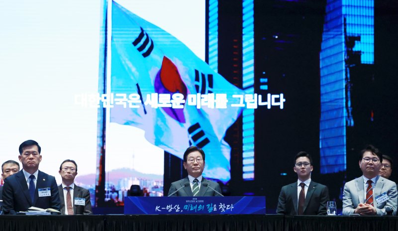 [서울=뉴시스] 최동준 기자 = 이재명 대통령이 8일 서울 용산구 그랜드 하얏트 서울에서 열린 제1회 방위산업의 날 토론회에서 영상을 시청하고 있다. (대통령실통신사진기자단) 2025.07.08. photocdj@newsis.com