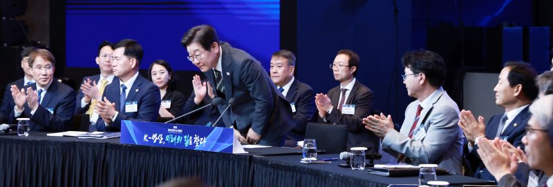 [서울=뉴시스] 최동준 기자 = 이재명 대통령이 8일 서울 용산구 그랜드 하얏트 서울에서 열린 제1회 방위산업의 날 토론회에서 인사하고 있다. (대통령실통신사진기자단) 2025.07.08. photocdj@newsis.com