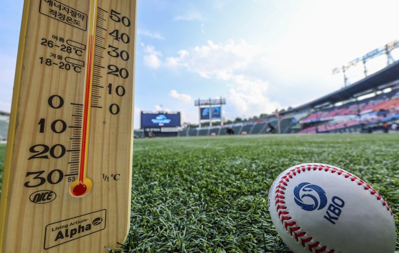 6일 오후 서울 송파구 잠실야구장에 설치된 온도계가 35도를 육박하고 있다. 2024.8.6/뉴스1 ⓒ News1 김도우 기자