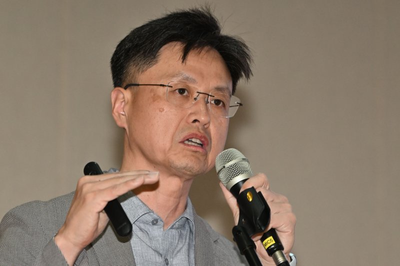 [광주=뉴시스] 이영주 기자 = 오상진 광주시 인공지능산업융합사업단장이 8일 오후 광주 동구 전일빌딩245에서 열린 '새정부에 바란다-광주의 미래, AI·모빌리티 정책포럼'에 참여해 'AI 넥서스 시티 광주, AX 실증밸리로 미래도시 구현'을 주제로 발표하고 있다. 2025.07.08. leeyj2578@newsis.com
