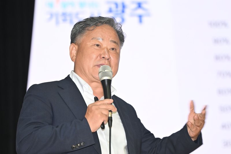 [광주=뉴시스] 이영주 기자 = 김성진 광주미래차모빌리티진흥원장이 8일 오후 광주 동구 전일빌딩245에서 열린 '새정부에 바란다-광주의 미래, AI·모빌리티 정책포럼'에 참여해 'AI 엔진을 단 미래차 산업:광주의 글로벌 경쟁력 강화 전략'을 주제로 발표하고 있다. 2025.07.08. leeyj2578@newsis.com