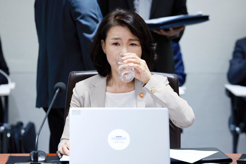 이진숙 방송통신위원장이 8일 서울 용산 벳16실 청사에서 열린 국무회의에 참석해 물을 마시고 있다. /사진=뉴시스