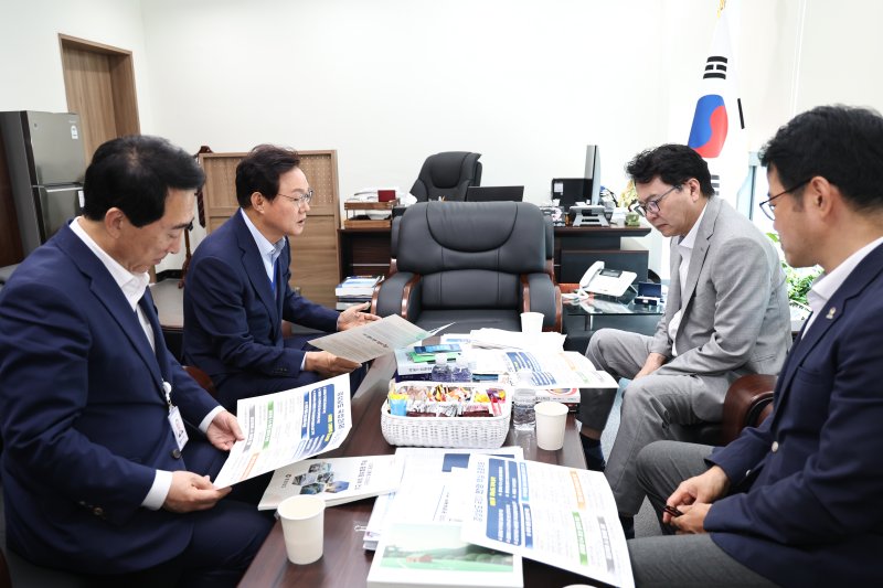 박완수 경남지사(왼쪽에서 두번째)가 8일 국정기획위원회에서 이한주 위원장과 박수현 국가균형성장특위위원장에게 지역 현안을 설명하고 있다.(경남도 제공. 재판매 및 DB금지)