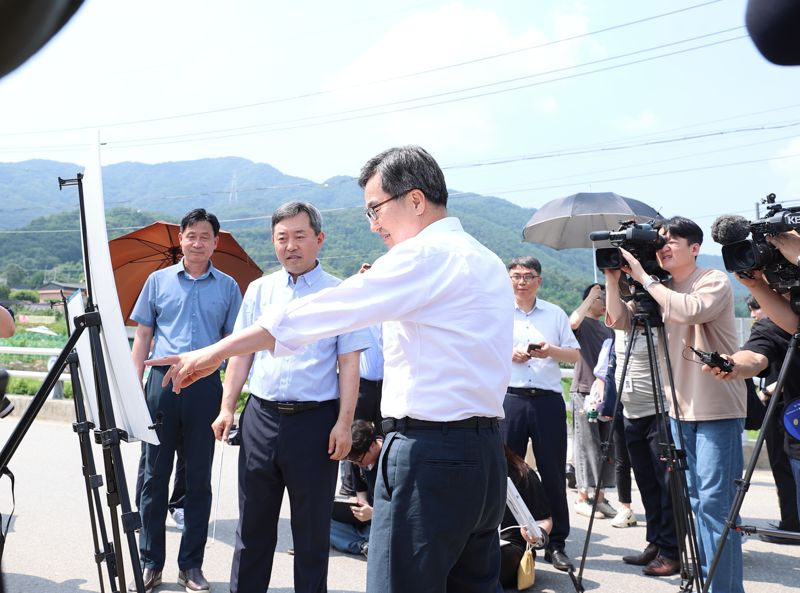 김동연, 서울~양평고속도로 현장 찾아 "특검은 이제라도 진실 밝혀야...선제적 협조할 것"