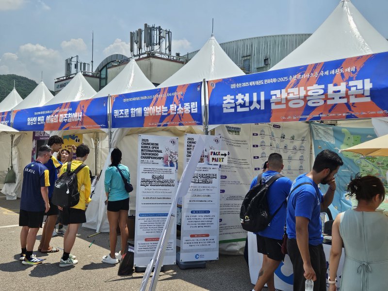 8일 낮 강원 춘천 송암스포츠타운 에어돔 일대에서 열리는 '강원·춘천2025세계태권도문화축제'에 참가한 외국인 선수들이 부스를 둘러 보고 있다.2025.7.8 한귀섭 기자