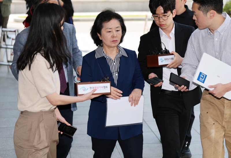 김영선 전 의원이 29일 오전 윤석열 전 대통령 부부 공천 개입 의혹과 관련한 참고인 조사를 받기 위해 서울 서초구 서울고검 청사로 출석하고 있다. 2025.4.29/뉴스1 ⓒ News1 오대일 기자