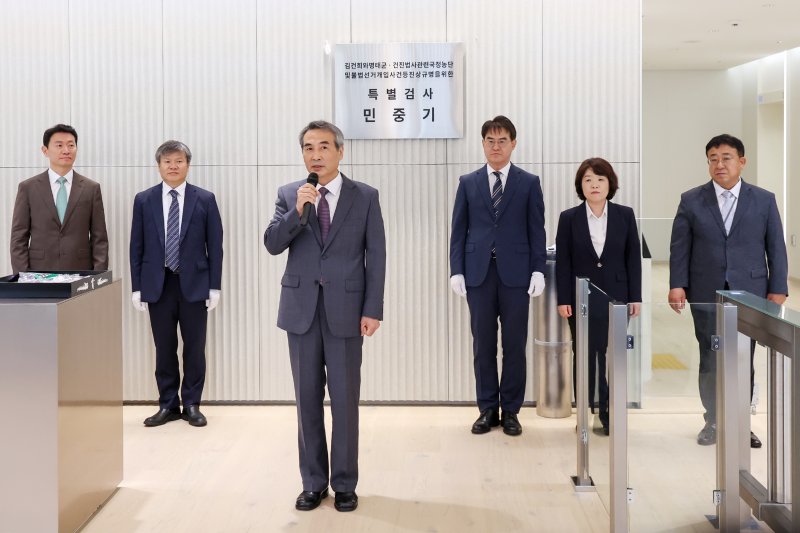 윤석열 전 대통령의 부인 김건희 여사 의혹 관련 사건을 맡은 민중기 특별검사(왼쪽 세 번째)가 2일 오전 서울 종로구 KT광화문빌딩 웨스트에 마련된 특검 사무실에서 현판 제막을 마친 뒤 발언을 하고 있다. 왼쪽부터 박상진·문홍주 특검보, 민중기 특검, 김형근·오정희 특검보, 홍지항 지원단장. 2025.7.2/뉴스1 ⓒ News1 민경석 기자