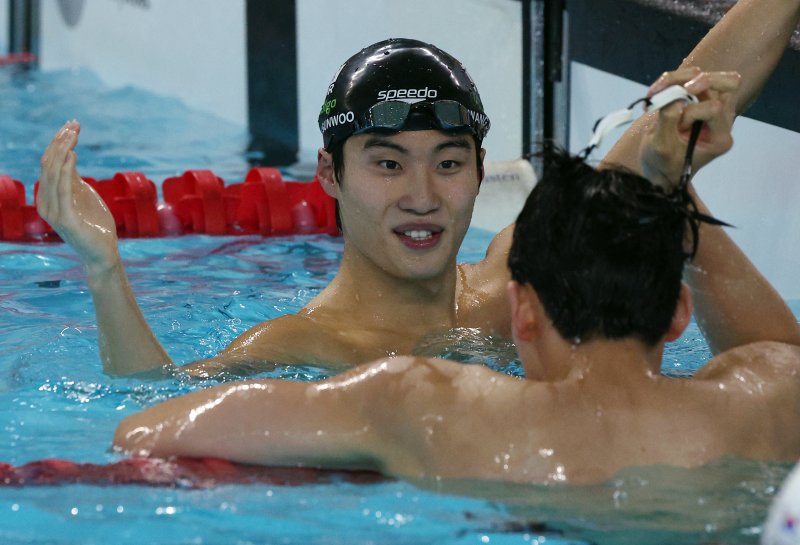 한국 수영의 황선우(왼쪽)와 김영범2024.3.24/뉴스1 ⓒ News1 박정호 기자