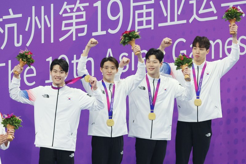 하엊우 아시안게임에서 금메달을 따냈던 한국 계영 대표팀 2023.9.25/뉴스1 ⓒ News1 민경석 기자