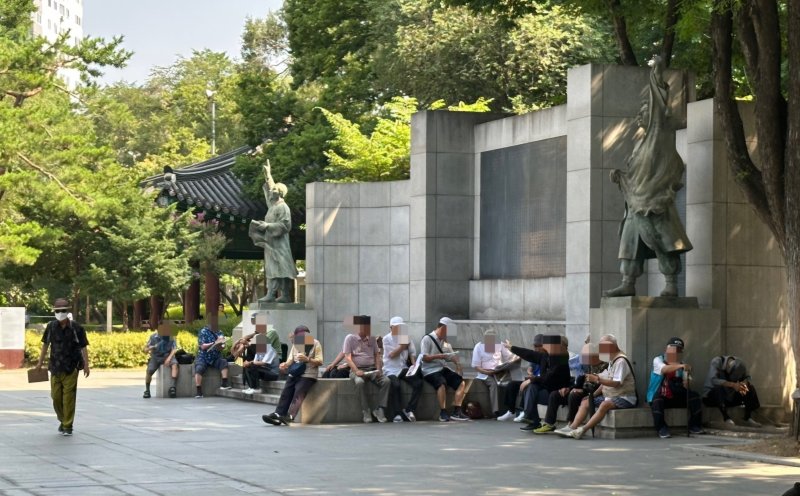 8일 서울 종로구 탑골공원 인근에서 노인들이 더위를 피하고 있다. 2025.7.8/뉴스1 ⓒ News1 강서연 기자