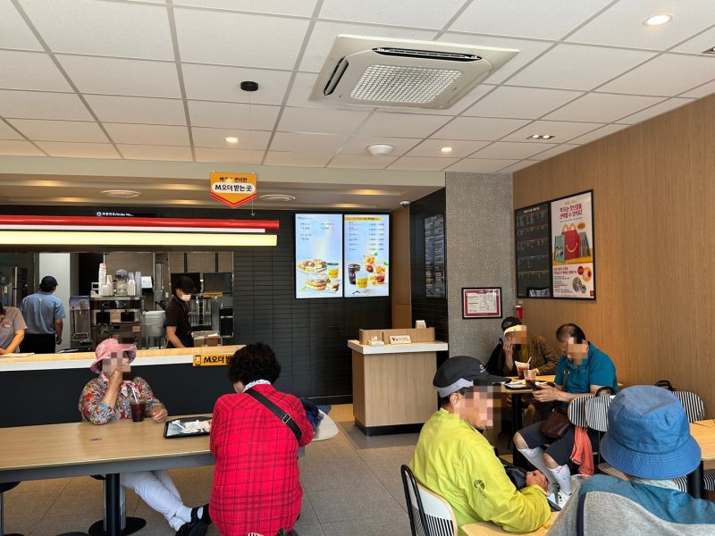 8일 서울 종로구 탑골공원 인근 패스트푸드점에서 노인들이 더위를 피하고 있다. 2025.7.8/뉴스1 ⓒ News1 강서연 기자