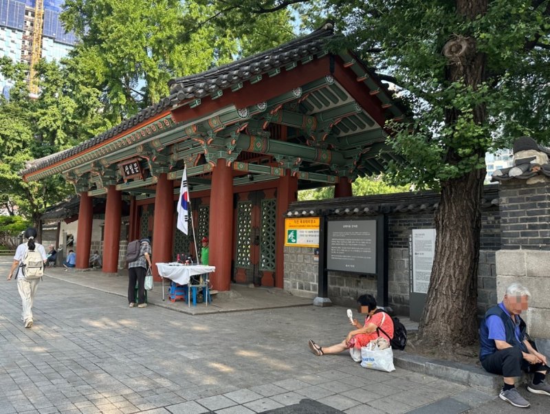 8일 서울 종로구 탑골공원 인근에서 노인들이 더위를 피하고 있다. 2025.7.8/뉴스1 ⓒ News1 강서연 기자