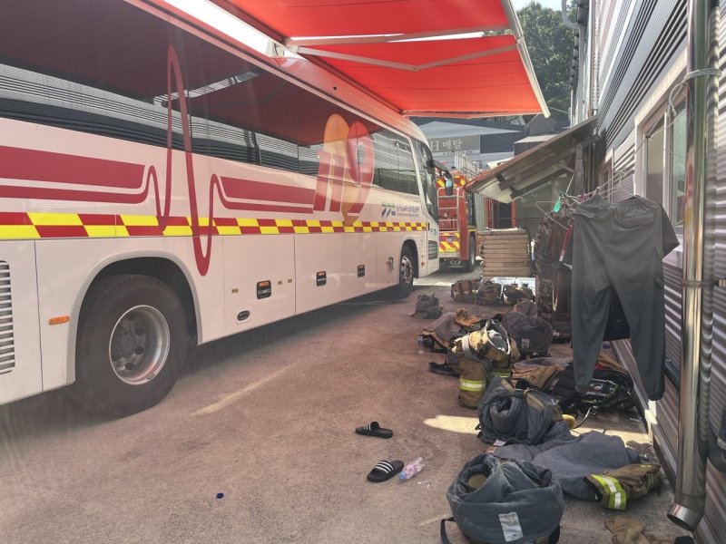 8일 경기 파주시 화재 현장에 배치된 회복지원버스.(경기도북부소방재난본부 제공. 재판매 및 DB 금지)/뉴스1