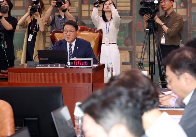[서울=뉴시스] 고승민 기자 = 1일 서울 여의도 국회에서 열린 제426회 국회(임시회) 문화체육관광위원회 제2차 전체회의에서 김교흥 위원장이 회의를 주재하고 있다. 2025.07.01. kkssmm99@newsis.com