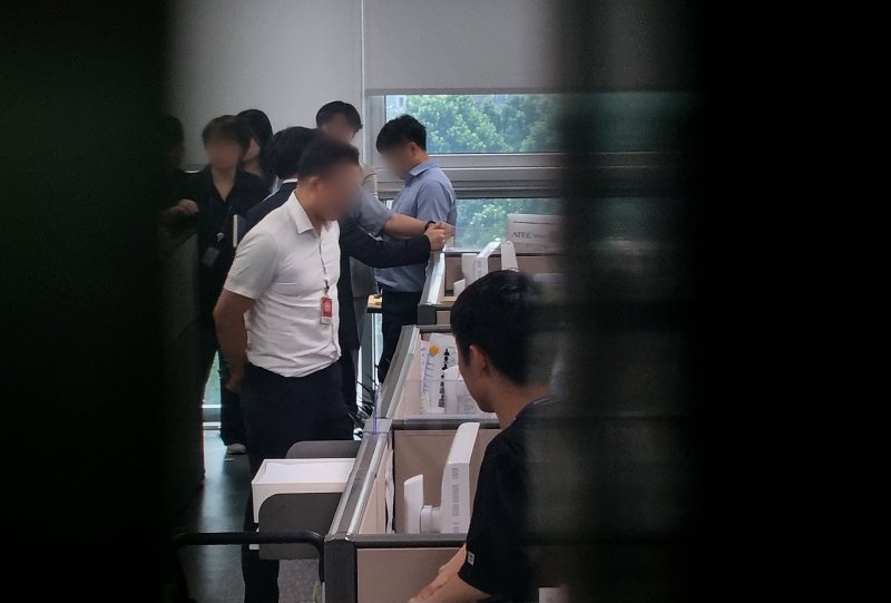[서울=뉴시스] 김금보 기자 = 김건희 여사의 '공천개입 의혹' 수사하는 특별검사팀이 8일 서울 여의도 국회 의원회관에서 윤상현 국민의힘 의원실을 압수수색 하고 있다. 2025.07.08. kgb@newsis.com
