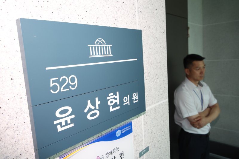 [서울=뉴시스] 김금보 기자 = 김건희 여사의 '공천개입 의혹' 수사하는 특별검사팀이 8일 서울 여의도 국회 의원회관에서 윤상현 국민의힘 의원실 압수수색을 하고 있다. 2025.07.08. kgb@newsis.com