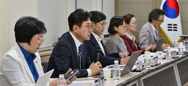 [서울=뉴시스] 박주성 기자 = 홍창남 국정기획위원회 사회2분과위원장이 20일 오전 경기 과천시 정부과천청사 방송통신위원회에서 열린 국정기획위원회 방통위 업무보고에서 모두발언을 하고 있다.(공동취재) 2025.06.20. photo@newsis.com