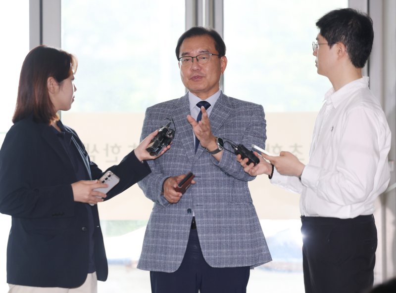 [서울=뉴시스] 김진아 기자 = 순직 해병 수사 외압 의혹 사건을 맡은 이명현 특별검사가 26일 서울 서초구에 마련된 사무실 로비에서 취재진의 질문에 답하고 있다. 2025.06.26. bluesoda@newsis.com