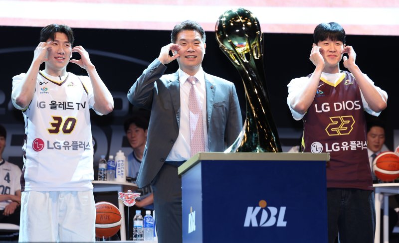 [서울=뉴시스] 김진아 기자 = 창원 LG 조상현 감독, 전성현, 두경민이 지난해 10월15일 서울 용산구 블루스퀘어에서 열린 2024-2025시즌 프로농구 개막 미디어데이&팬페스트에서 포즈를 취하고 있다. 2024.10.15. bluesoda@newsis.com
