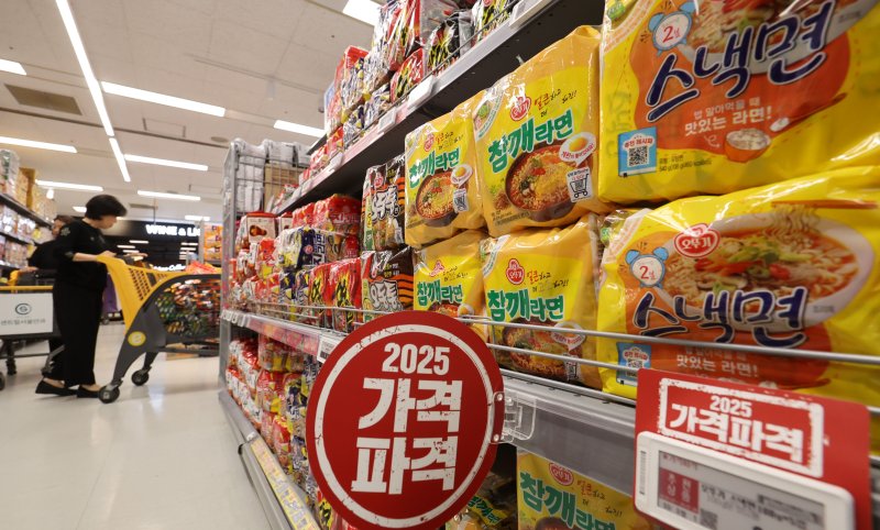 [서울=뉴시스] 7일 서울 시내 대형마트에서 고객들이 라면을 살펴보는 모습. 2025.07.07. kch0523@newsis.com
