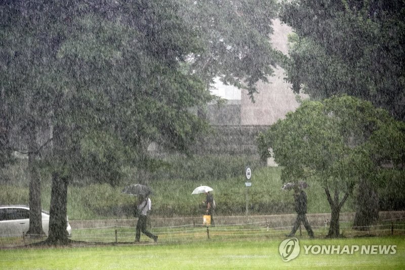 퇴근길 물 폭탄 (출처=연합뉴스)