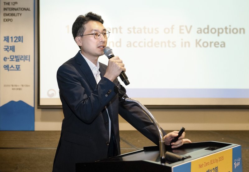 박용선 국토교통부 자동차정책과장이 8일 제주 서귀포 제주신화월드에서 한국자동차기자협회가 개최한 '2025 전동화 시대로의 대전환' 포럼에서 전동화 시대의 모빌리티 안전 정책을 주제로 발표하고 있다(한국차기자협회 제공). 2025.07.08.