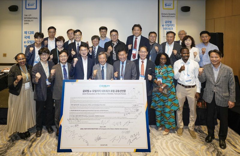 8일 제주 서귀포 제주신화월드에서 한국자동차기자협회가 개최한 '2025 전동화 시대로의 대전환' 포럼에서 한국차기자협회, 세계e-모빌리티협의회(GEAN), 한국자동차모빌리티안전학회 관계자들이 지속 가능한 모빌리티 생태계 구축을 위한 공동 선언문을 채택한 뒤 기념 사진을 촬영한 모습(한국차기자협회 제공). 2025.07.08.