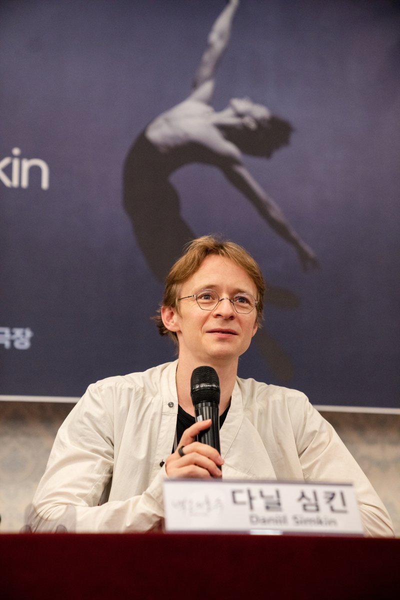 [서울=뉴시스]발레리노 다닐 심킨이 8일 서울 광진구 유니버설아트센터에서 열린 2025 예술의전당&유니버설발레단 '백조의 호수' 기자간담회에서 질문에 답하고 있다. (사진=ⓒ유니버설발레_Lyeowon Kim 제공)